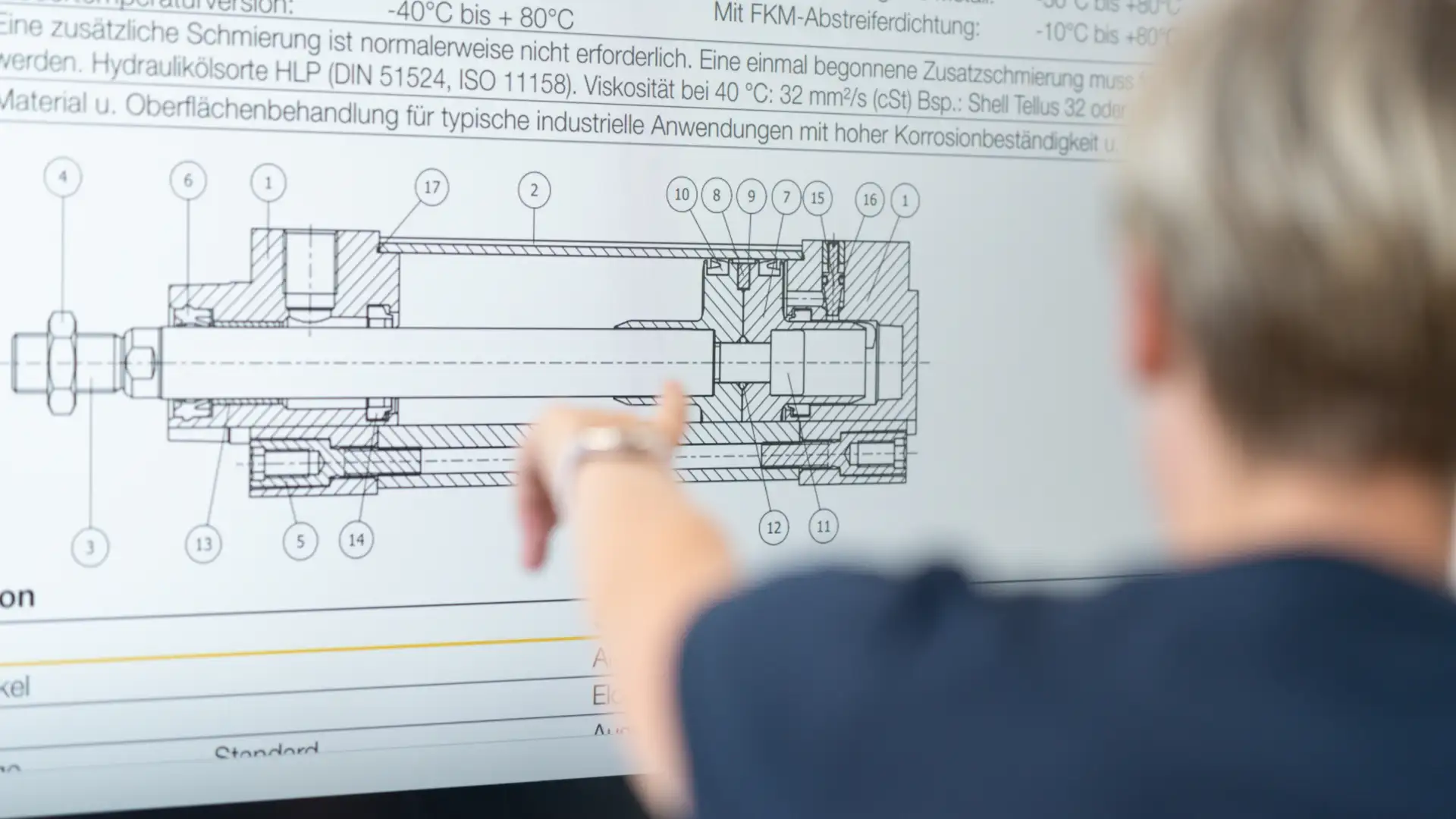 Frau mit blondem Kurzhaarschnitt zeigt auf digitale Präsentationstafel, welche Gerät und Erklärung darstellt