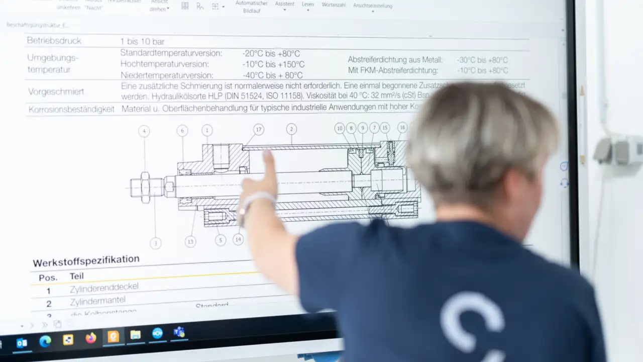 Frau zeigt auf Präsentationsfolie: auf der Abbildung sowie folgender Text zu lesen ist:
Betriebsdruck
1 bis 10 bar
Standardtemperaturversion: -20°C bis +80°C
Abstreiferdichtung aus Metall: 30°C bis +80°C
Umgebungstemperatur
Hochtemperaturversion: -10°C bis +150°C
Mit FKM-Abstreiferdichtung
-10°C bis +80°C
temperatur
Niedertemperaturversion: -40°C bis +80°C Eine zusätzliche Schmierung ist normalerweise nicht erforderlich. Eine einmal begonnene Zusatz
werden. Hydraulikölsorte HLP (DIN 51524, ISO 11158). Viskosität bei 40 °C: 32 mm³/s (cSt) B
Korrosionsbeständigkeit Material u. Oberflächenbehandlung für typische industrielle Anwendungen mit hoher Ko...
Vorgeschmiert