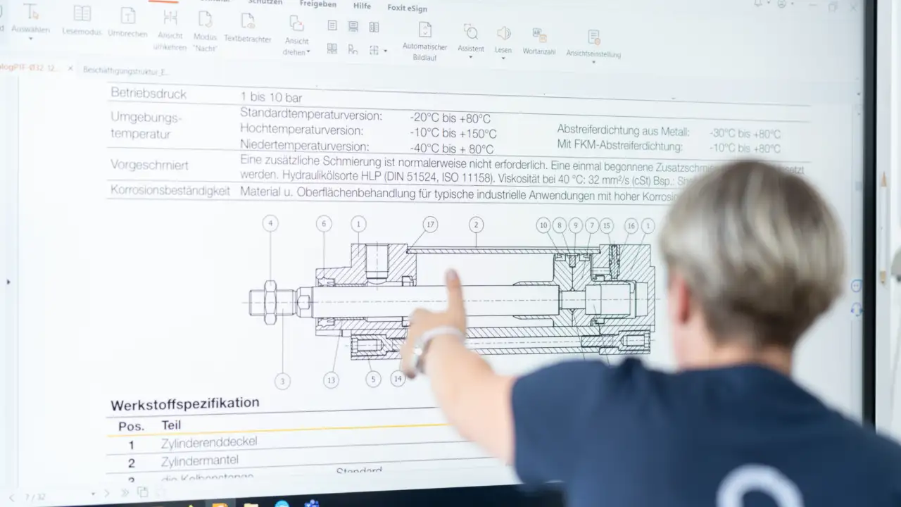 Frau zeigt auf Präsentationsfolie: auf der Abbildung sowie folgender Text zu lesen ist:
Betriebsdruck
1 bis 10 bar
Standardtemperaturversion: -20°C bis +80°C
Abstreiferdichtung aus Metall: 30°C bis +80°C
Umgebungstemperatur
Hochtemperaturversion: -10°C bis +150°C
Mit FKM-Abstreiferdichtung
-10°C bis +80°C
temperatur
Niedertemperaturversion: -40°C bis +80°C Eine zusätzliche Schmierung ist normalerweise nicht erforderlich. Eine einmal begonnene Zusatz
werden. Hydraulikölsorte HLP (DIN 51524, ISO 11158). Viskosität bei 40 °C: 32 mm³/s (cSt) B
Korrosionsbeständigkeit Material u. Oberflächenbehandlung für typische industrielle Anwendungen mit hoher Ko...
Vorgeschmiert