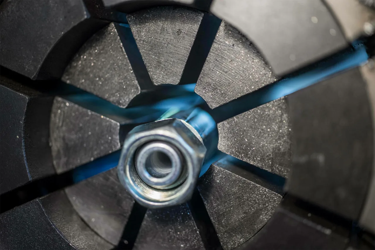 Schlauch ist in der Mitte von einer Pressmaschine