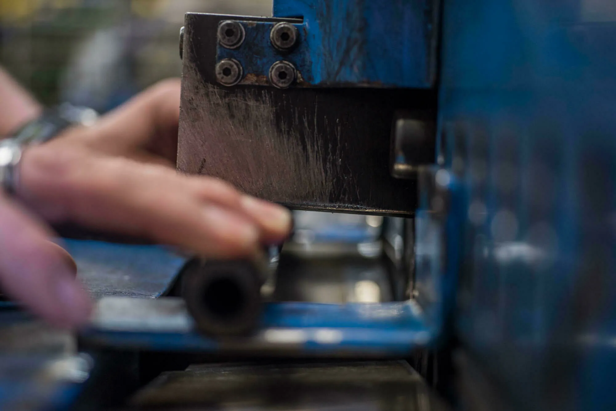 Nahaufnahme von einer Hand, die einen Schlauch presst