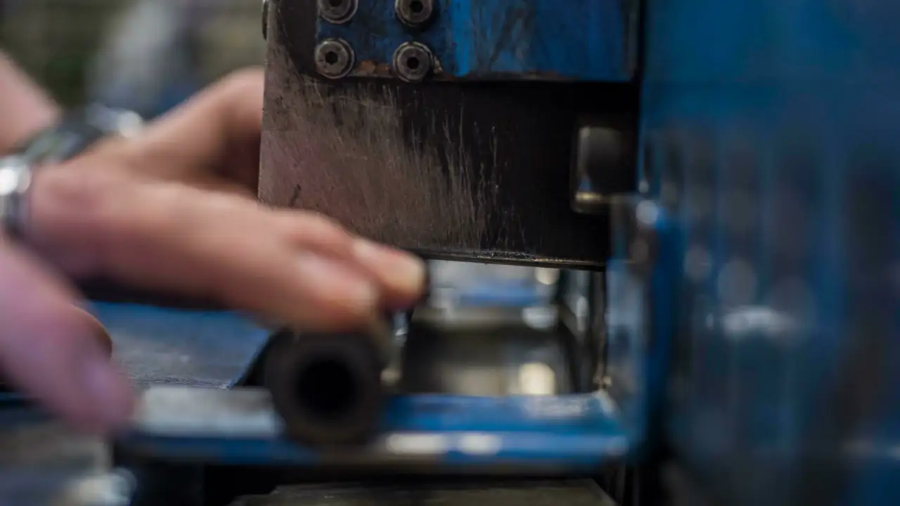 Nahaufnahme von einer Hand, die einen Schlauch presst