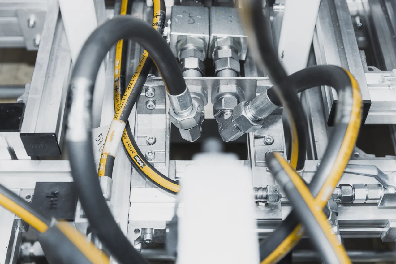 Schläuche an Maschine montiert
