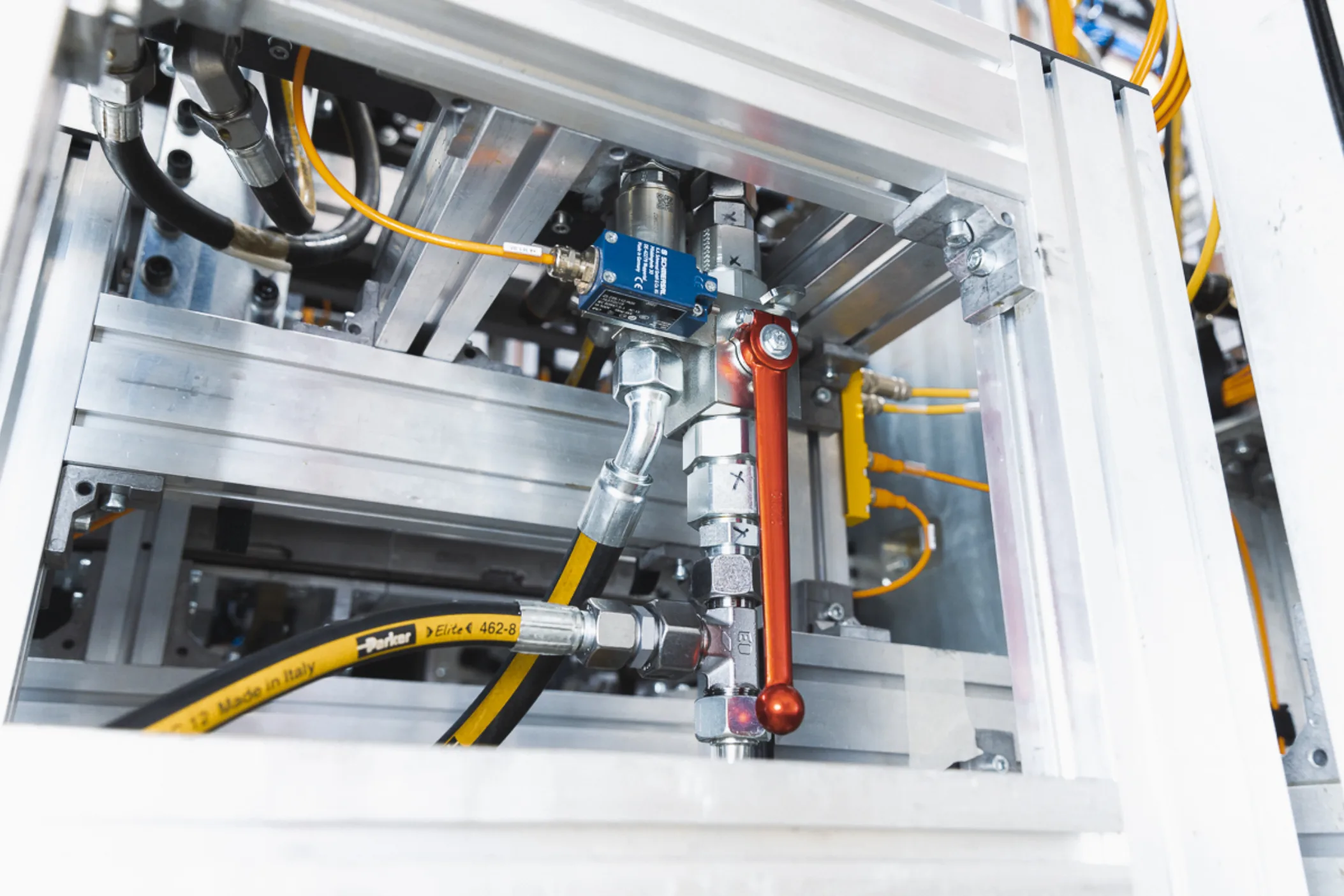 bunte Schläuche an Maschine montiert