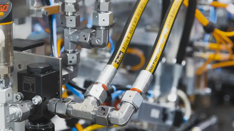 bunte Schläuche an Maschine montiert, Messanzeige