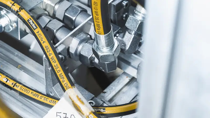 gelbe Schläuche an Metallfassung montiert