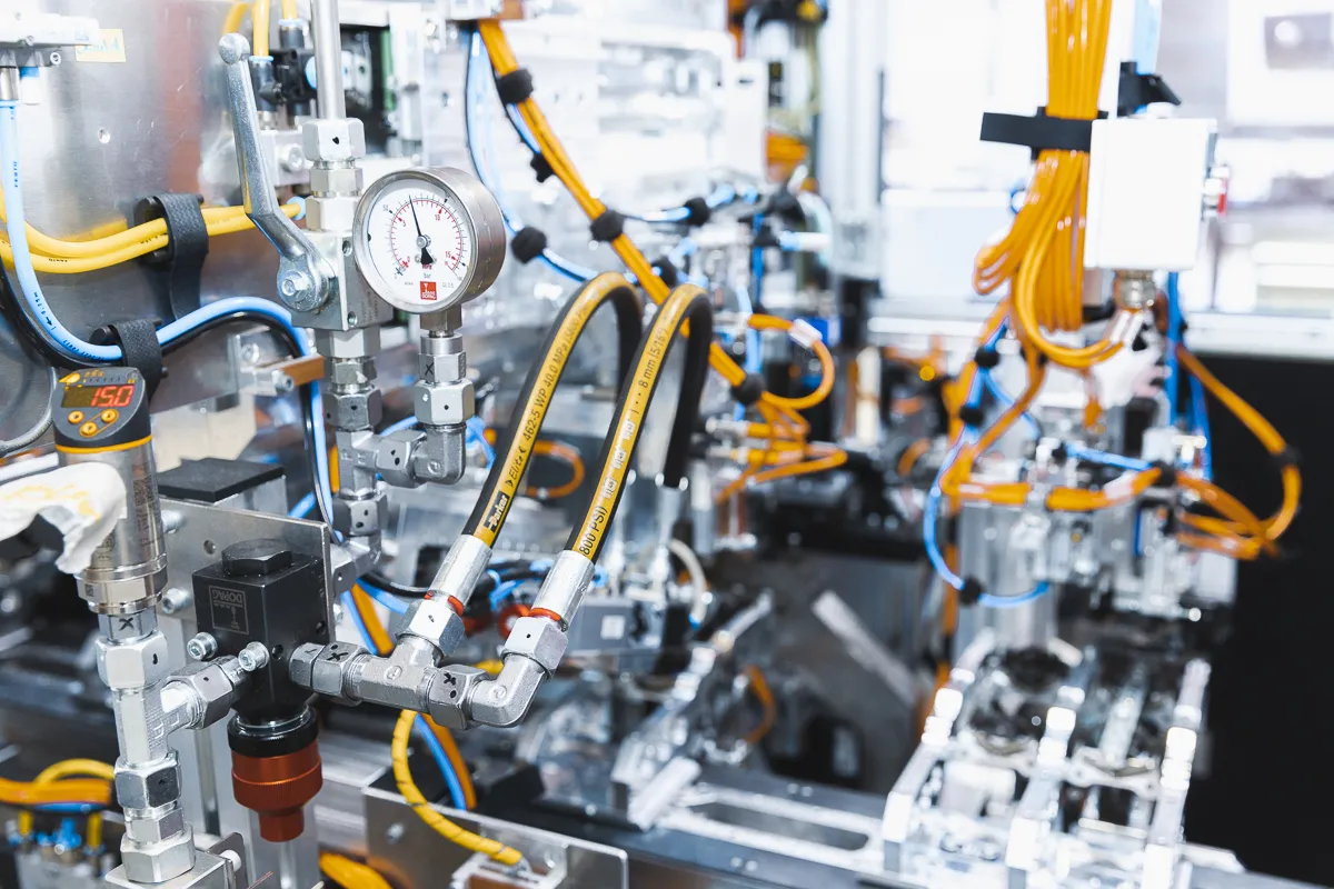 viele verbundene Schläuche sowie Druckmessmaschine