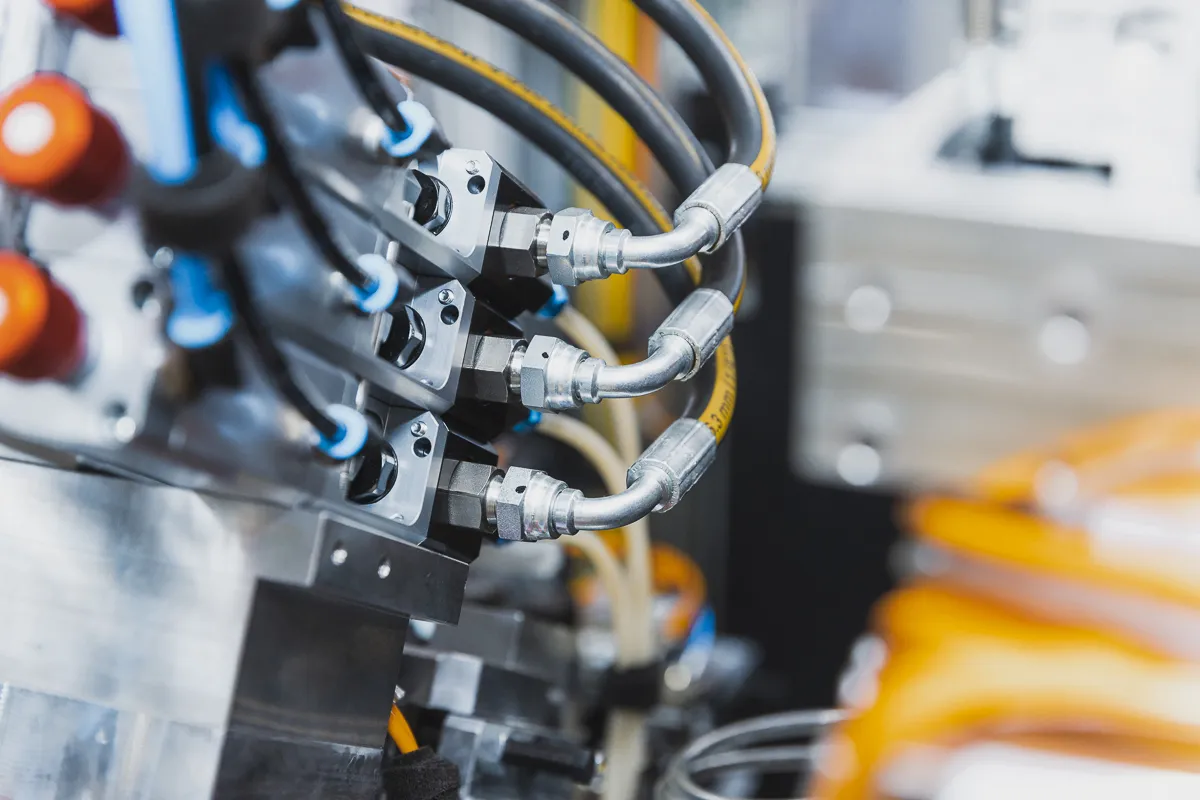 Anschluss von drei Schläuchen an Maschine