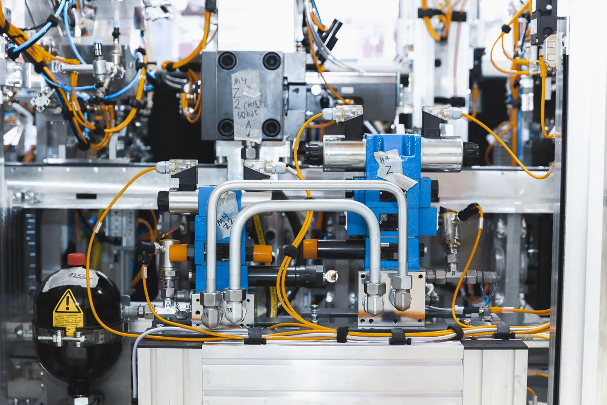 viele bunte Schläuche führen an Maschine