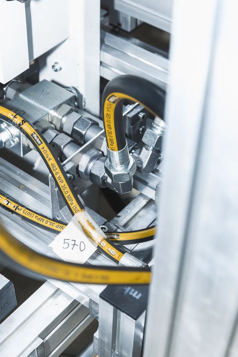 gelbe Schläuche an Metallfassung montiert