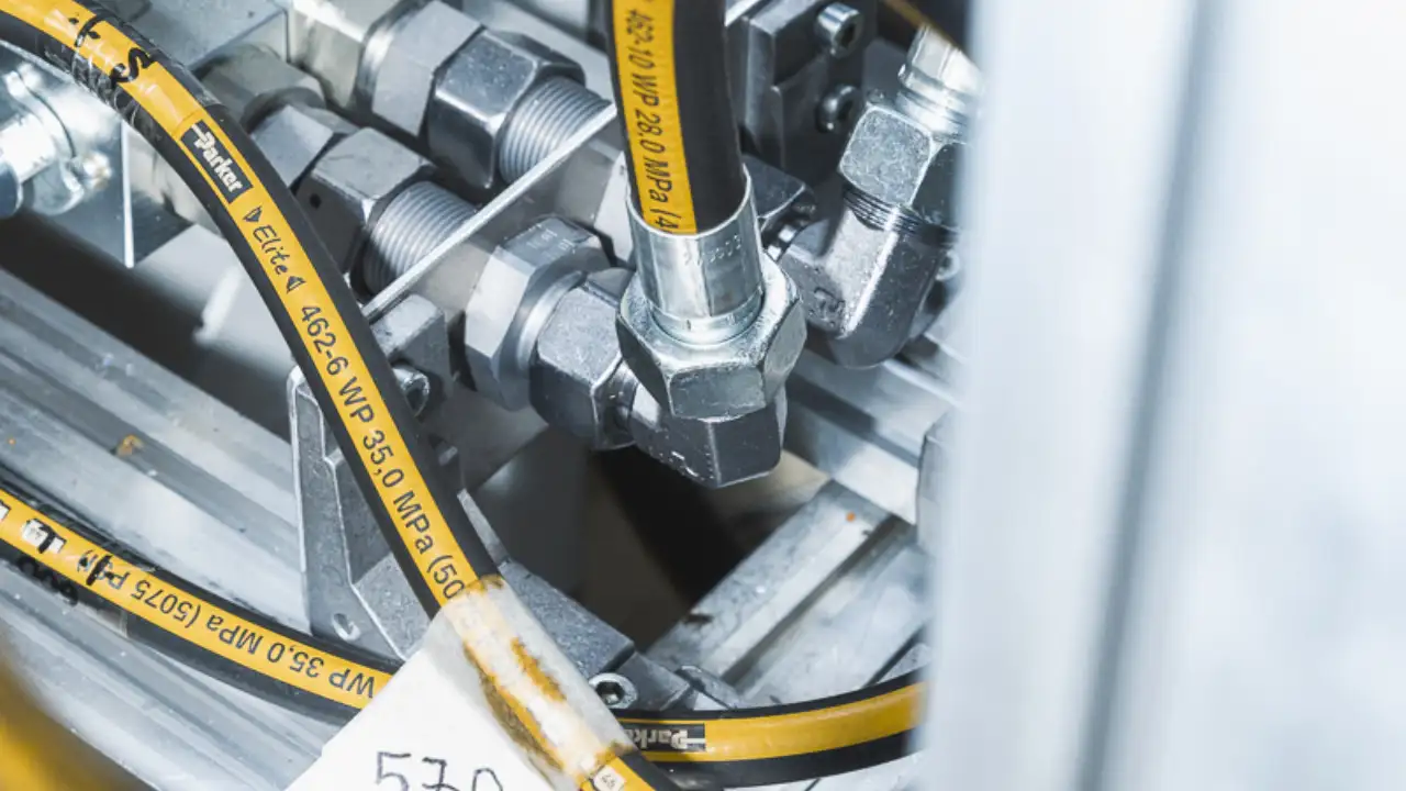 gelbe Schläuche an Metallfassung montiert