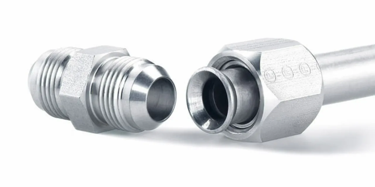 zwei Verschraubungsteile triple lok