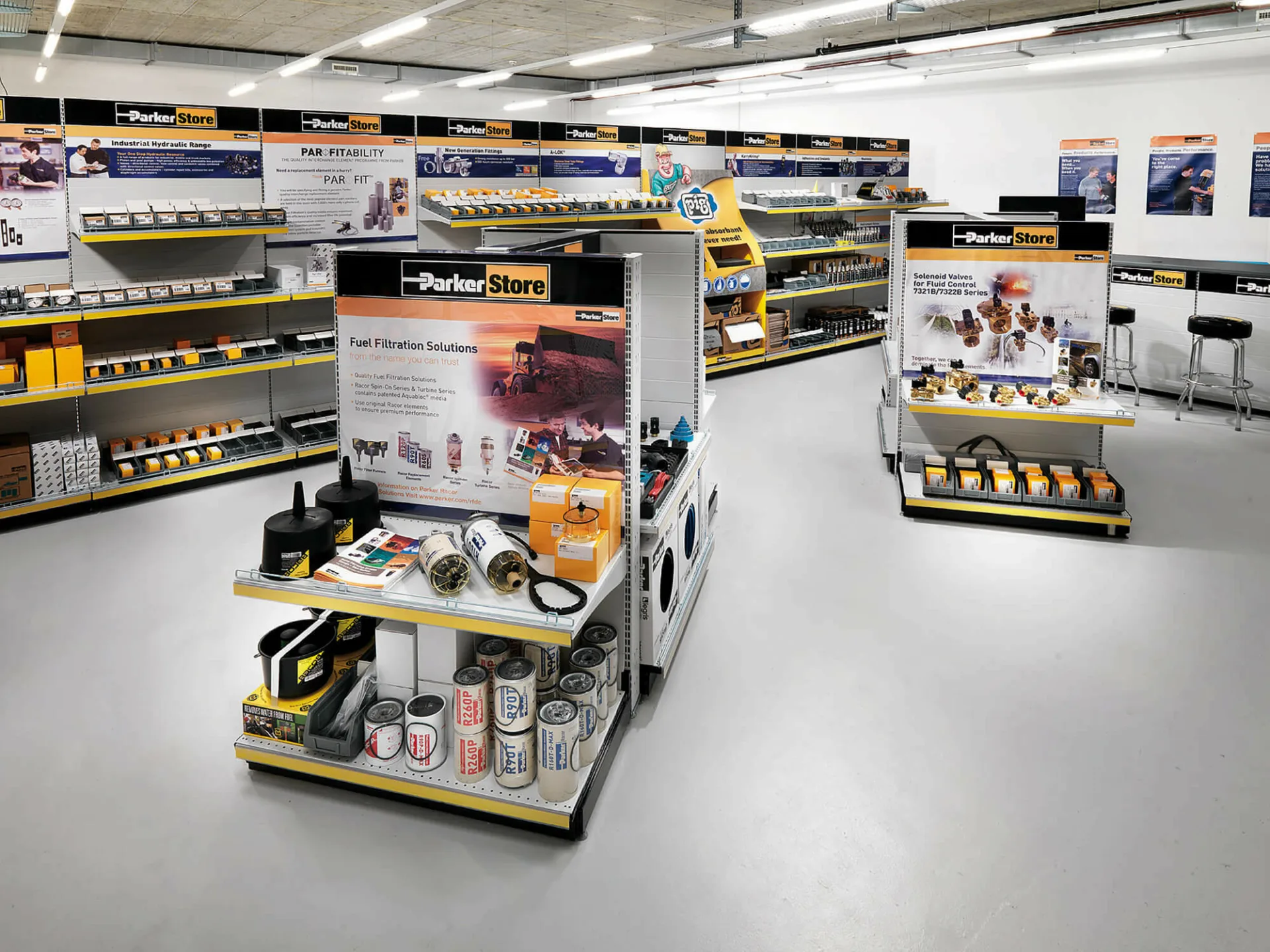 Lagerregale mit vielen gelben kleinen Paketen